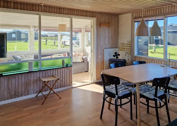 3 Bedroom Beautiful In Feriehus Løkken